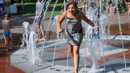 В Астане начали штрафовать родителей за купание детей в фонтанах