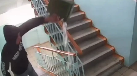 Павлодарда ер адам бензин шашып, тұрғын үйдің кіреберісін өртемек болды (ВИДЕО)