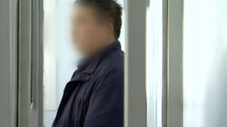 «Нәжіс жегізген»: Қарағандыда асырап алған 6 баланы азаптаған отбасы сотталды