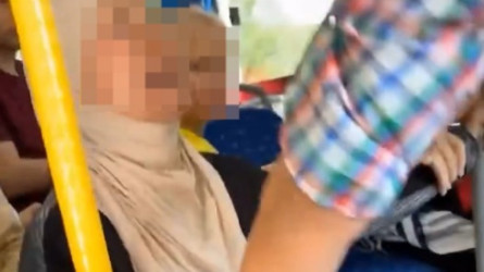 «Шашынан сүйреп, тізерлеткен»: Алматыда автобустағы жанжал аялдамада төбелеске ұласқан