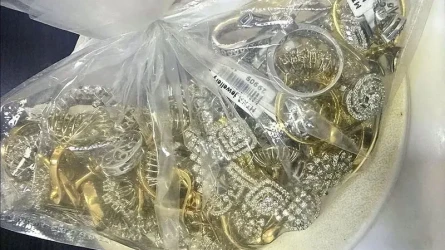 «Спрятала в интимном месте»: в Мангистау пожилая женщина задержана с 34 золотыми украшениями