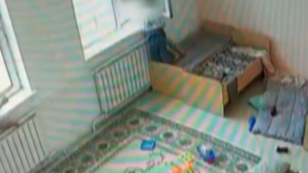 В Актау погиб 8-летний ребёнок с особыми потребностями, выпав из окна