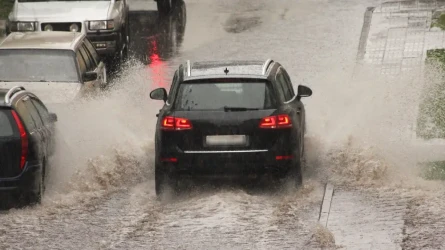 После ливней Атырау ушел под воду: жители сравнивают город с Венецией