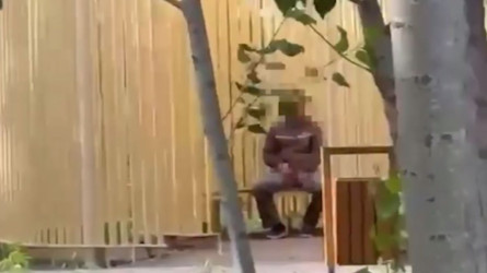 Астана саябағында интим мүшесін көрсетіп отырған ер адам қамауға алынды (ВИДЕО)