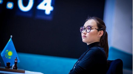Жансая Абдумалик мемом ответила на вопрос о Бибисаре Асаубаевой