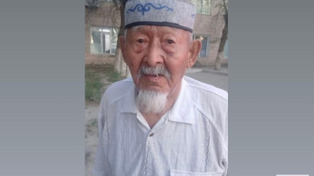 «Қашып кетпесін деп байлаған»: Атырау облысында 89 жастағы қария ұлын айыптады