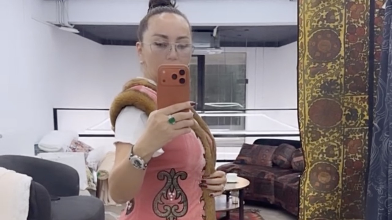 «Теперь он действительно мой»: Баян Алагузова показала точную копию легендарного камзола из «Кыз Жибек»