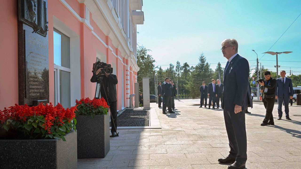 Омбыда президент әкесі Кемел Тоқаевқа арналған ескерткіш тақтаға гүл қойды