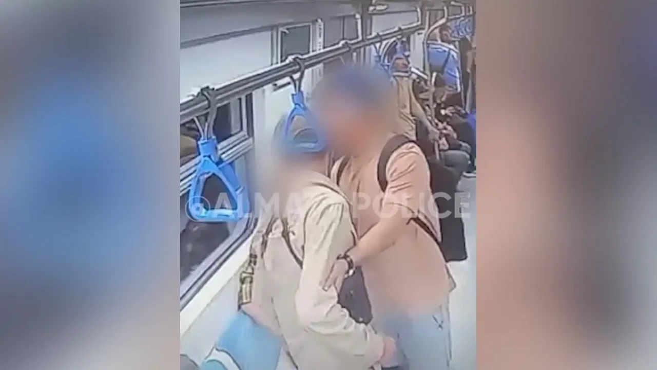 Алматы метросында төбелескен екі жолаушыға ірі көлемде айыппұл салынды