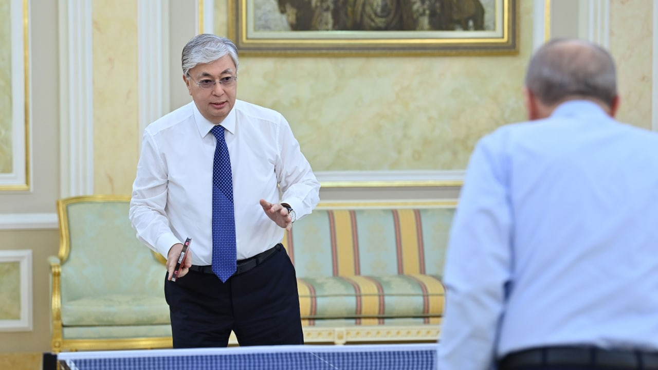 Танымал әнші Тоқаевты көпшілік алдында үстел теннисінен сайысқа шақырды