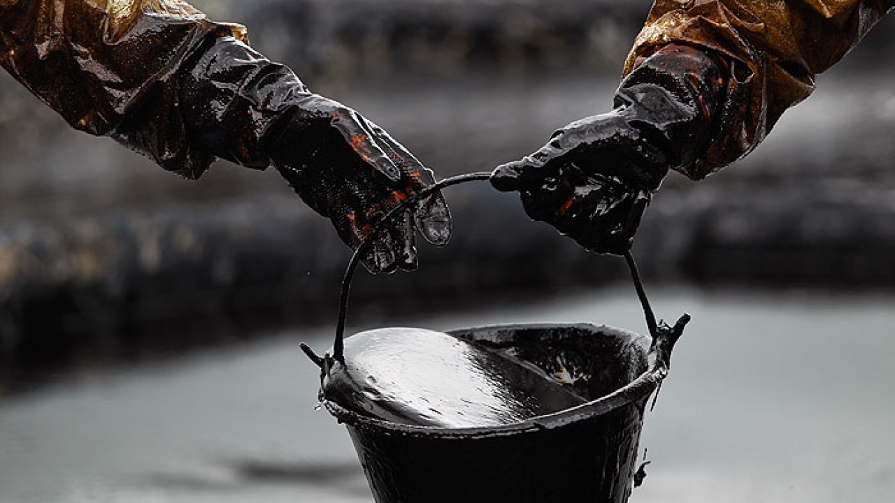 Мировые цены на нефть превысили $100 за баррель