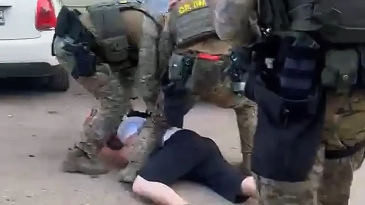Ер адамды азаптап, ақша мен көлігін талап еткендер бес адам ұсталды