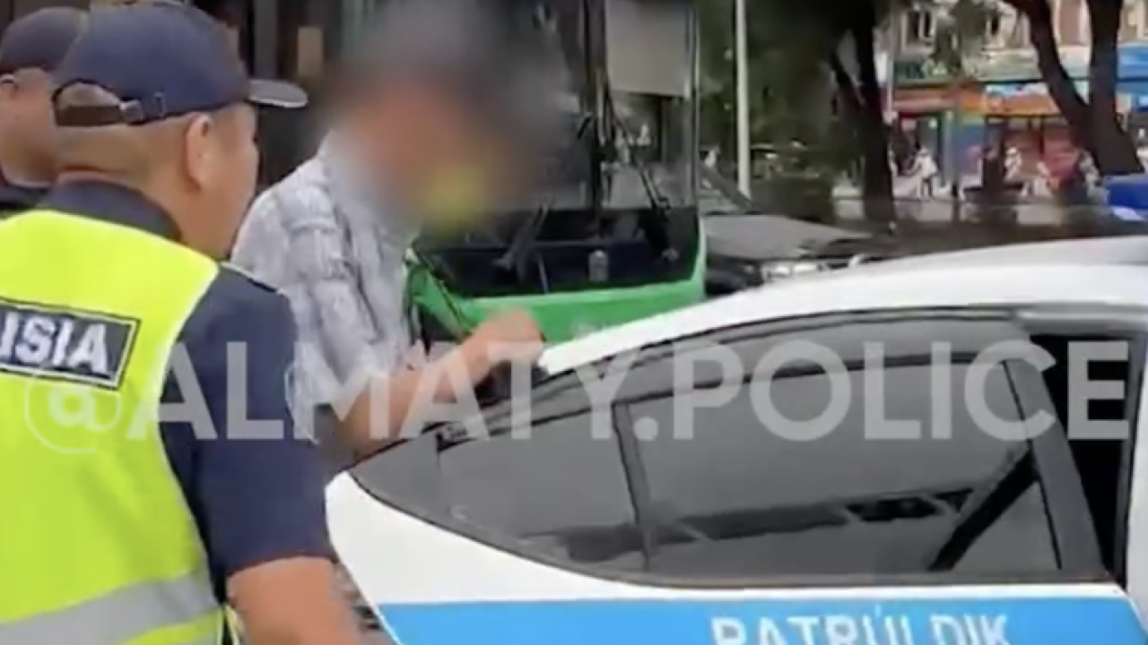 Алматы метросында сөмкесінен пышақ пен кісен табылған ер адам ұсталды