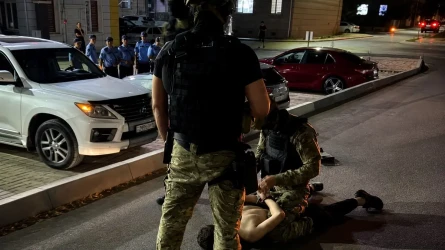 Ақтауда арнайы жасақ тұрғындардың көз алдында күдіктіні ұстады