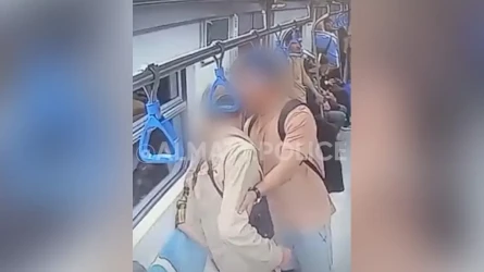 Алматы метросында төбелескен екі жолаушыға ірі көлемде айыппұл салынды