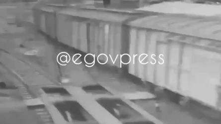 Шуда теміржолдан өтпек болған әйелді пойыз қағып кетті (ВИДЕО)