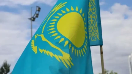 Казахстанцам разрешили вывешивать государственный флаг на балконах