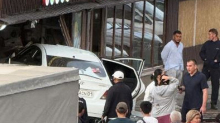 В Астане автомобиль врезался в торговый павильон