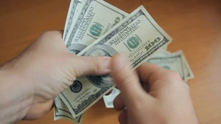 Курс доллара приблизился к 477 тенге