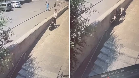В Павлодаре на мать с младенцем упала глыба льда