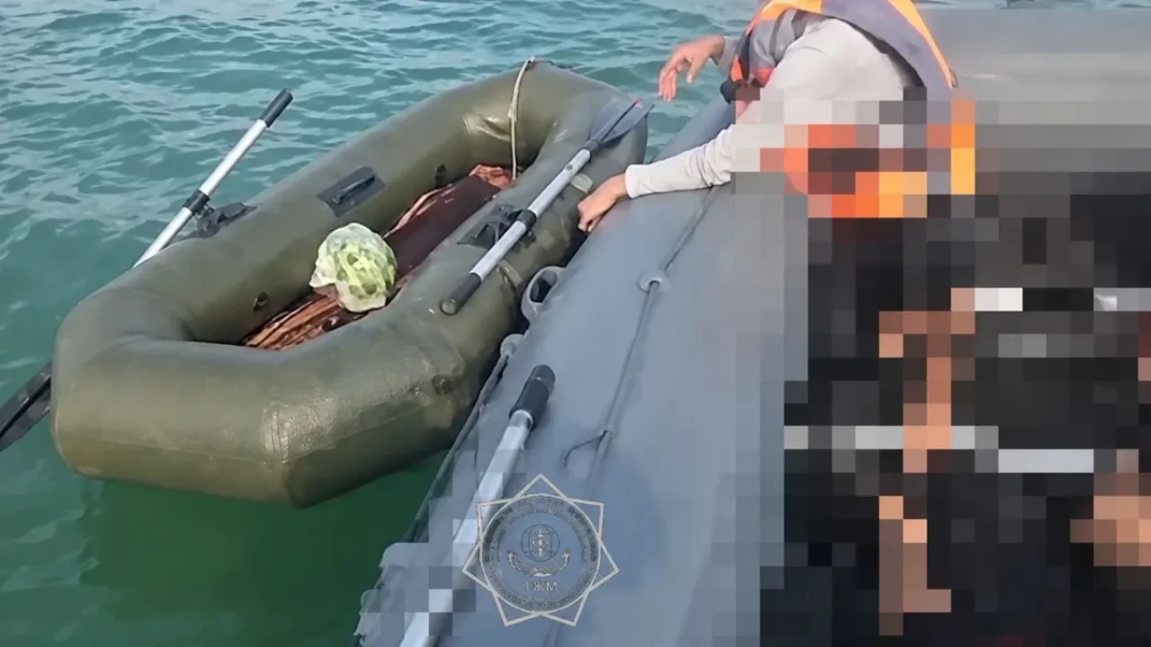 В Актау мужчина выпал из лодки и не смог выбраться из воды