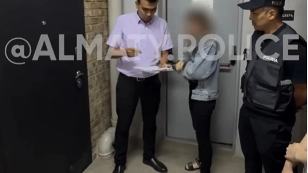 Алматыда есірткі таратуға жұмысқа тұрған әйел екінші күні-ақ қолға түсті