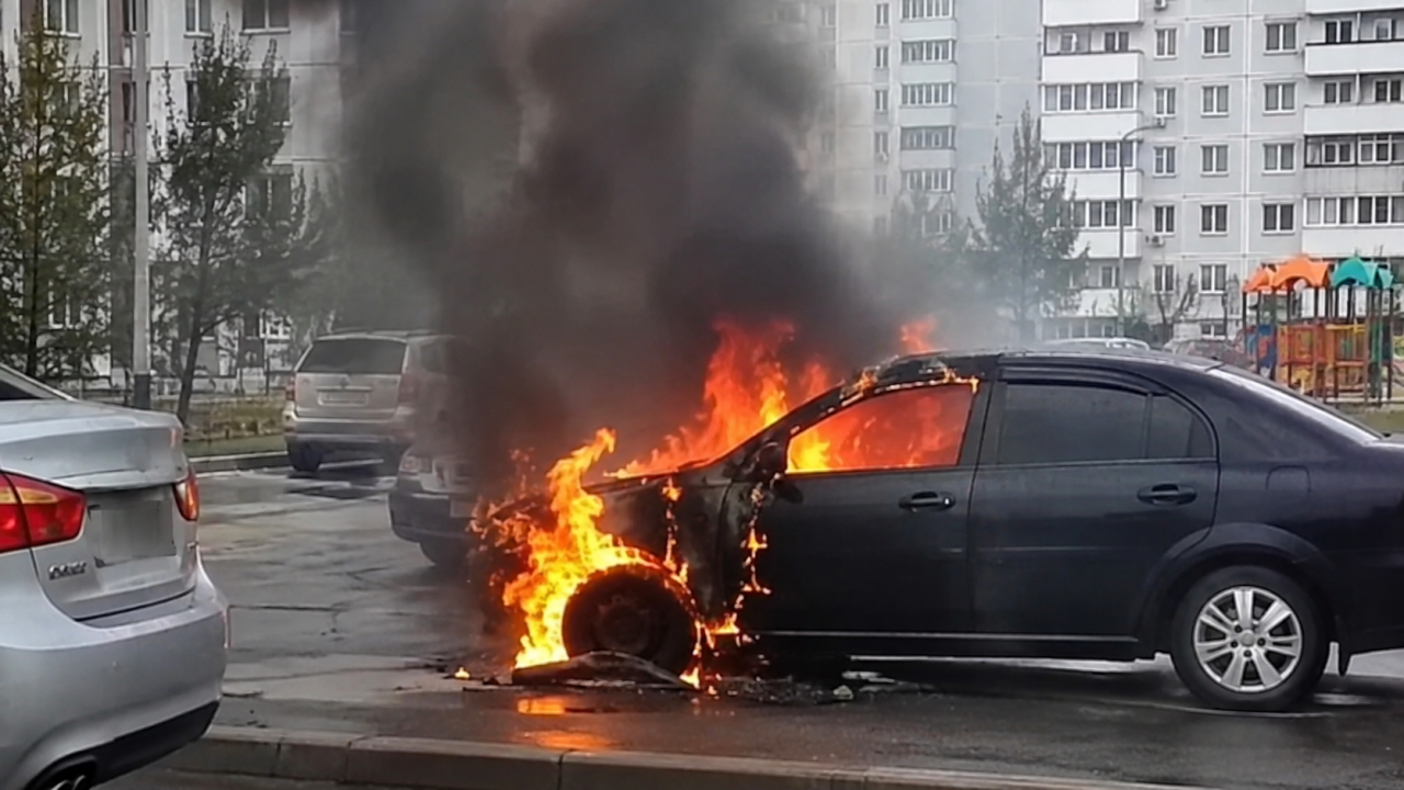 В Астане из-за одной спички сгорел автомобиль на парковке