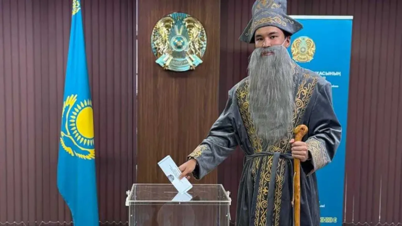 В Токио казахстанский студент пришел на выборы в образе бия