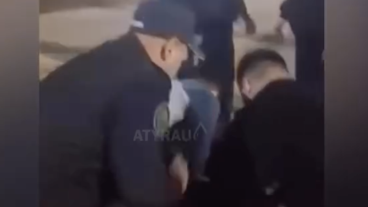 Полицейлерге тас пен таяқпен шабуылдаған үш адам түрмеге жіберілді