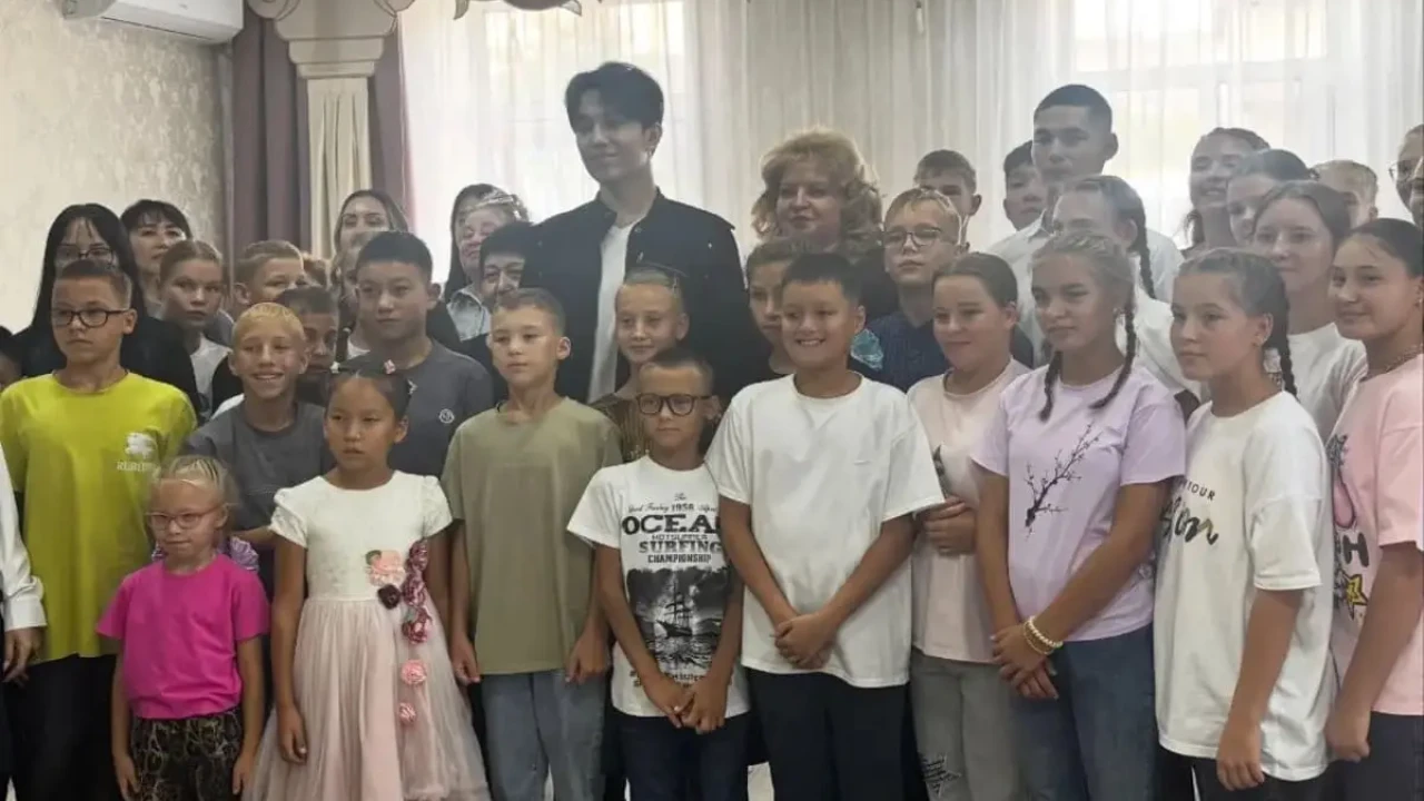 Димаш Құдайберген Қарағандыдағы балалар үйіне күтпеген жерден барды