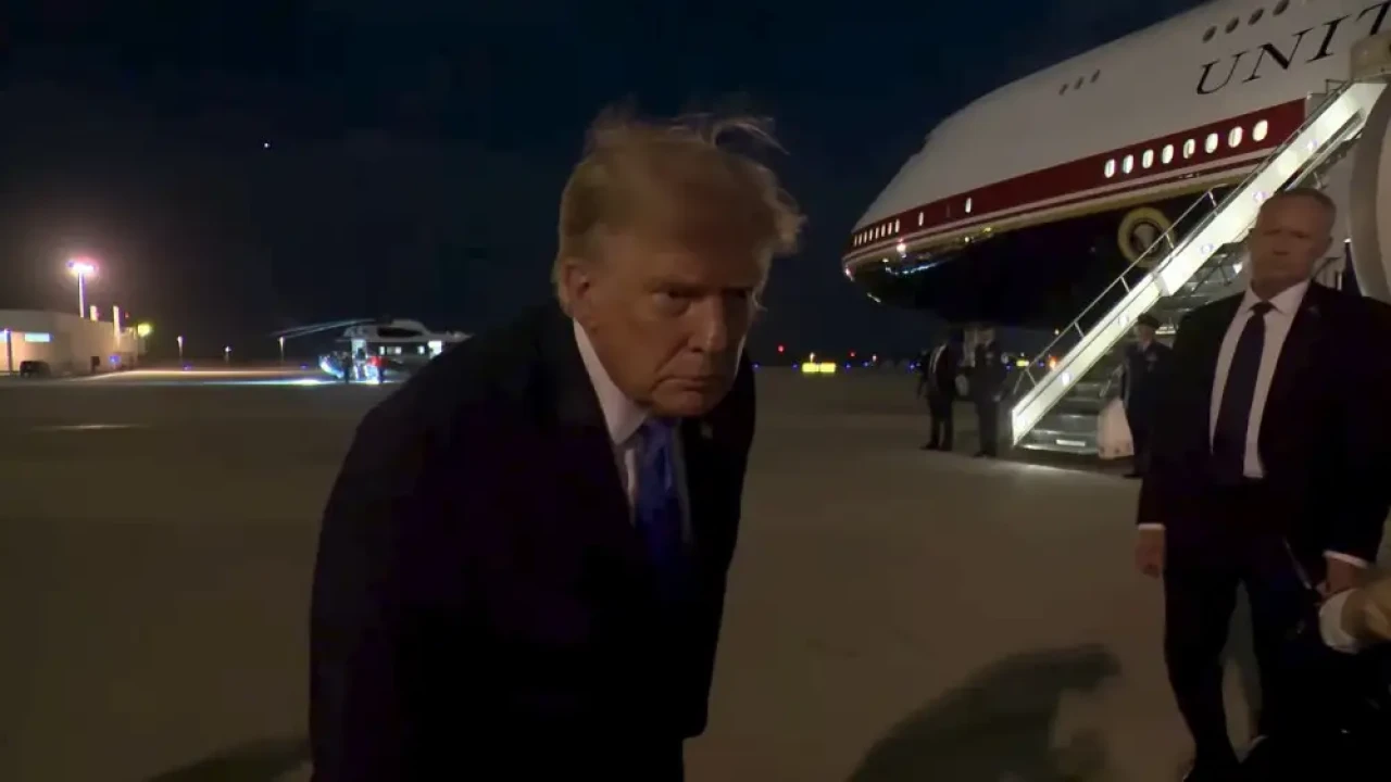 Трампа тайно пересадили на военный самолет в Турции