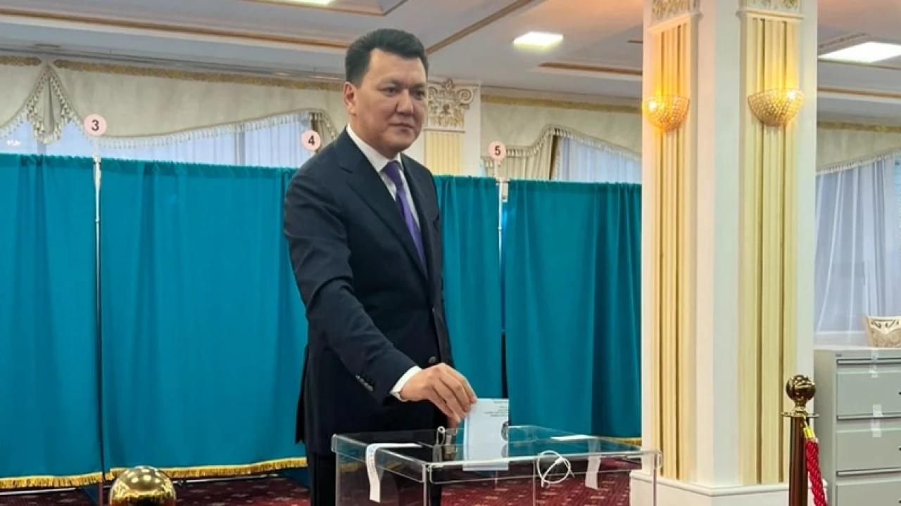 Ерлан Карин проголосовал на выборах в Курултай