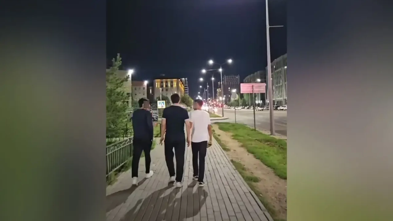 Астанада көпқабатты үйден лақтырылған шыны бөтелке адамдардың жанына түсті