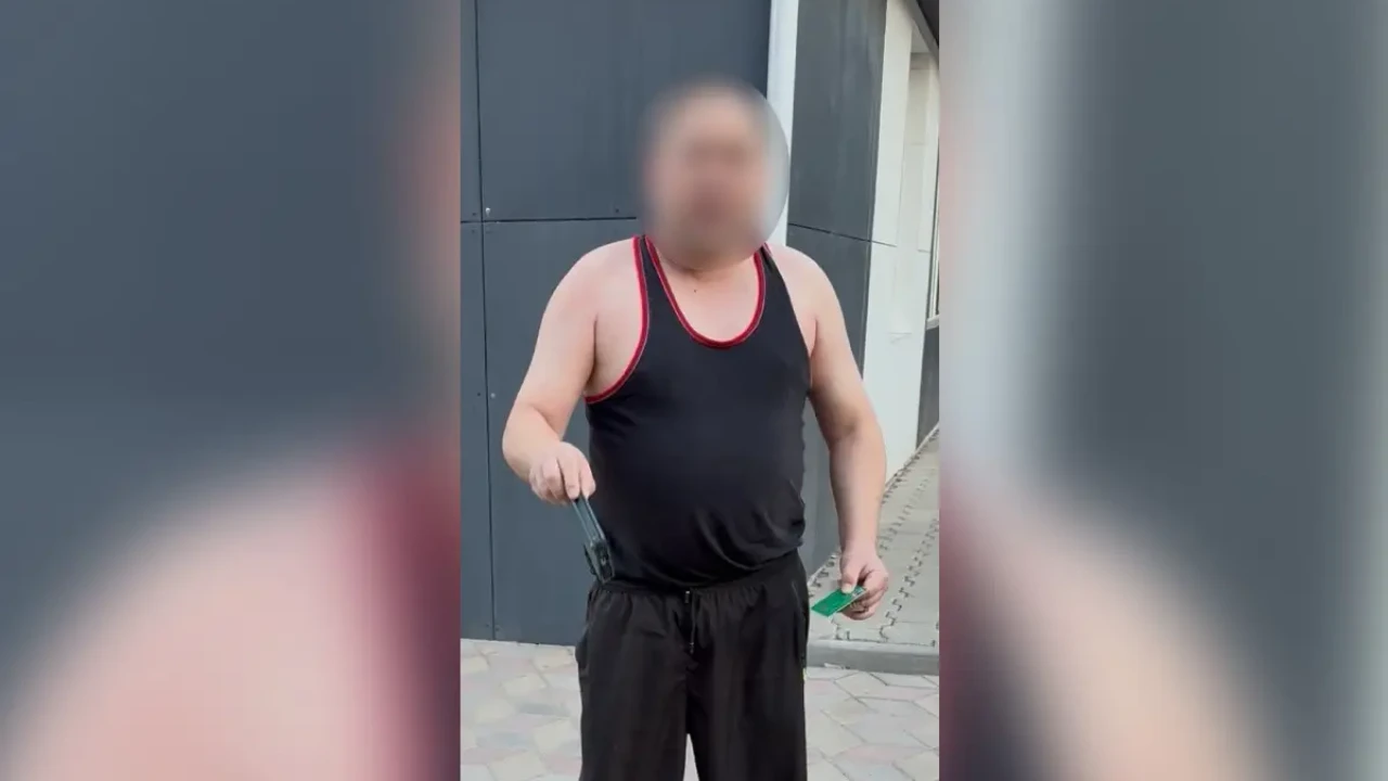 «Үйге жалаңаяқ жүгірдім»: Қарағандыда қызды аңдыған ер адамға іс қозғалды