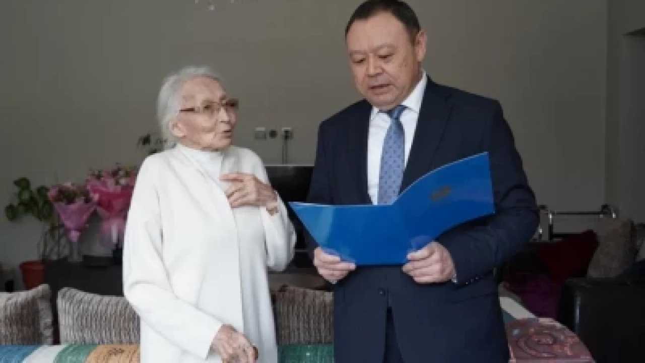Токаев поздравил Марфугу Айтхожу с 90-летием