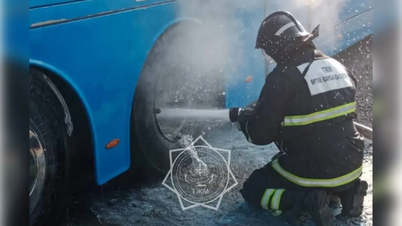 Қазақстанның солтүстігінде шетелдіктер отырған автобус өртеніп кетті