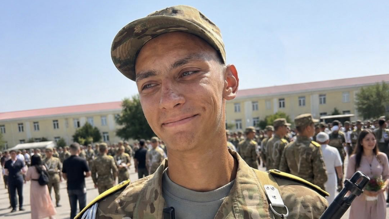 Оставшийся один на присяге солдат растрогал миллионы пользователей