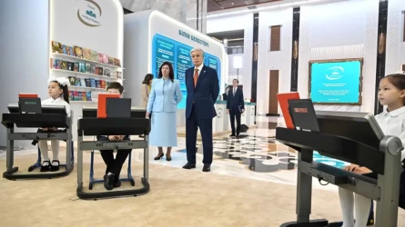 Токаеву представили ИИ-помощника для учителей