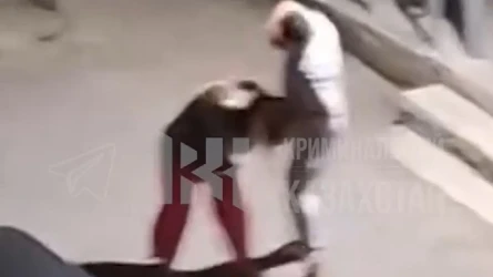 Атырауда ер адам әйелін көпшілік алдында ұрып-соқты