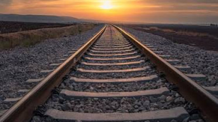 В районе Кокшетау автомобиль выехал на железнодорожные пути, водитель скрылся