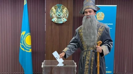 В Токио казахстанский студент пришел на выборы в образе бия