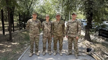 «Бетінен жұдырықпен ұрған»: Алматыда баланы ұрған ер адамды әскери қызметшілер ұстап қалды