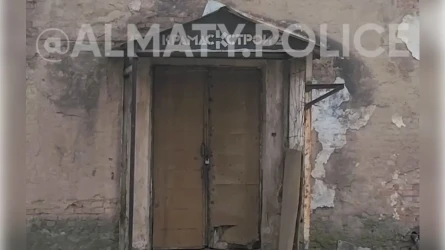 Алматыда екі жігіт түнде бомбадан қорғану орнына кірмек болды