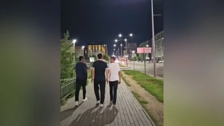 Астанада көпқабатты үйден лақтырылған шыны бөтелке адамдардың жанына түсті