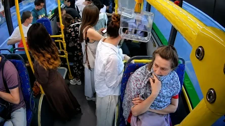 Астанада автобуста тұншыққан баланы полицей құтқарып қалды