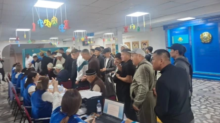 Поток избирателей по Казахстану растет: граждане активно приходят на участки