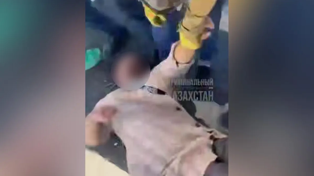 Жетісу облысында полицейдің көзінше әйелді тепкілеп тастаған