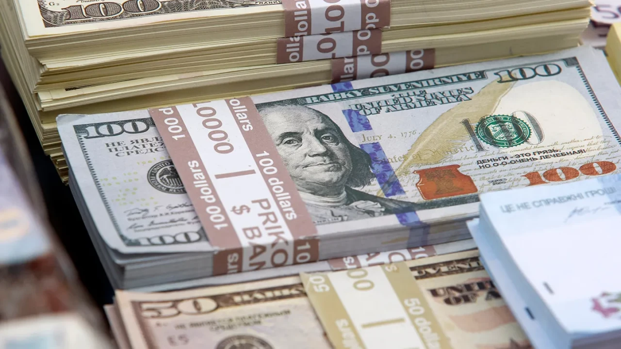 Доллар 450 теңгеге жетпеді: Астана, Алматы және Шымкенттегі валюта бағамы