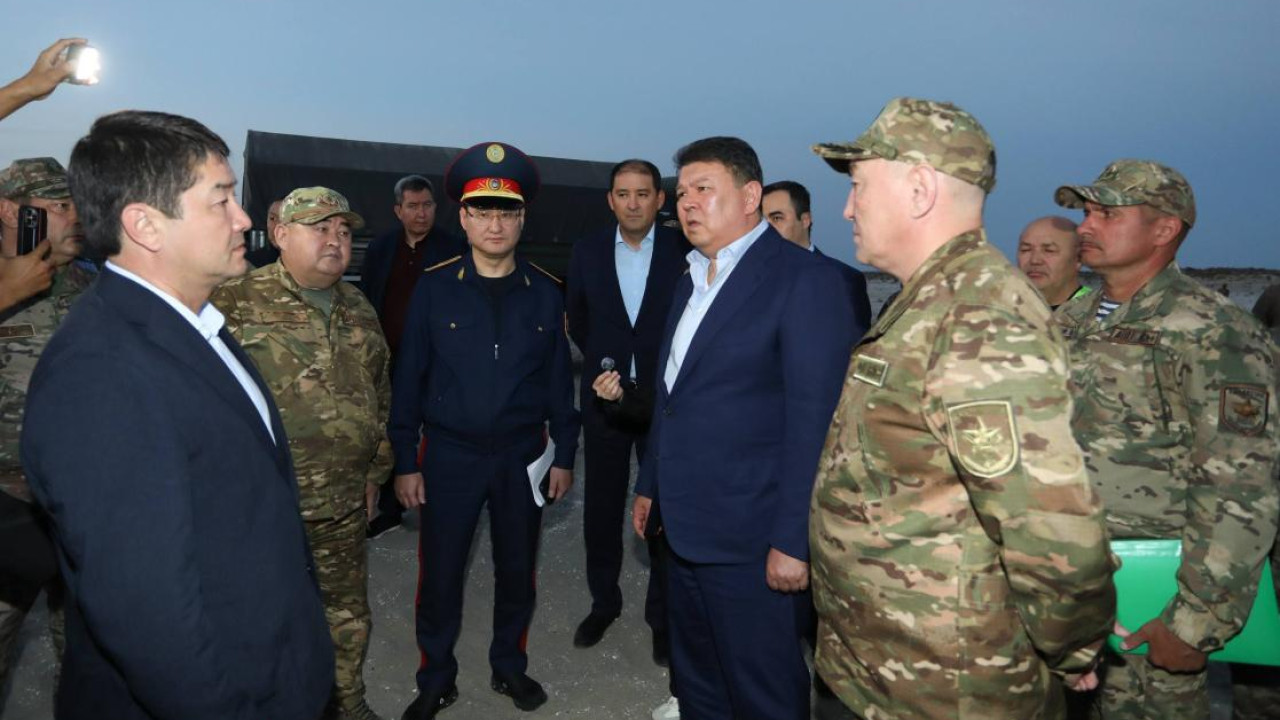 На побережье Каспия продолжаются поиски двух военнослужащих