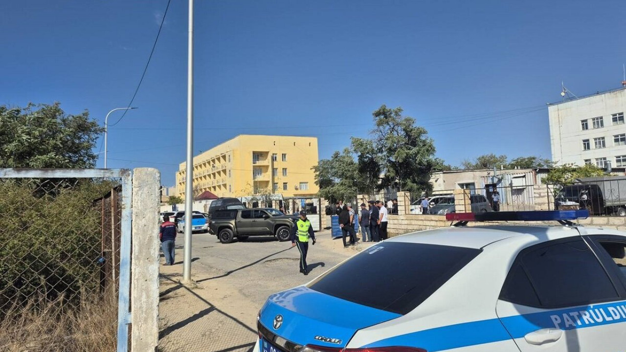 В Актау перекрыли дорогу возле морга: родственники погибших военнослужащих собрались на месте